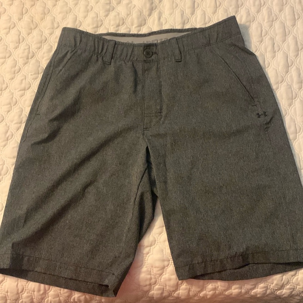 Underarmour charcoal heatgear loose cargo shorts, size 32